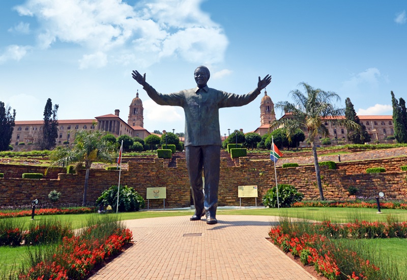 Bước tượng bằng đồng cao 9 mét của cố Tổng thống da đen đầu tiên của Nam Phi - Nelson Mandela.