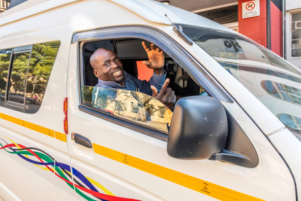 Hình ảnh tài xế lái xe kiêm hưỡng dẫn viên địa phương ở Nam Phi